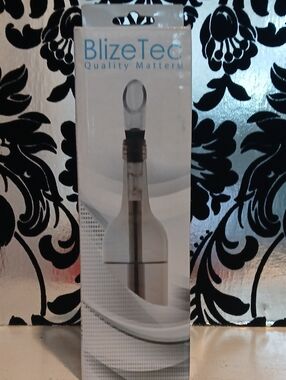 Stainless Steel Wine Pourer And Chilller with Clear Stopper
